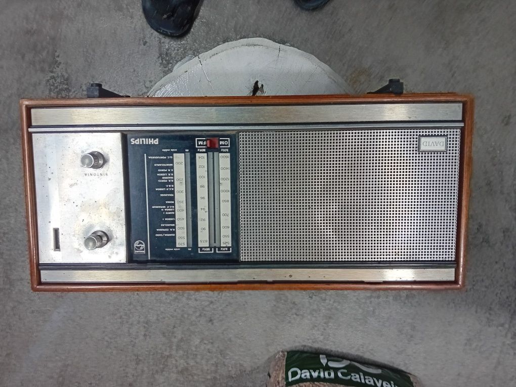 Vende se radio antigo