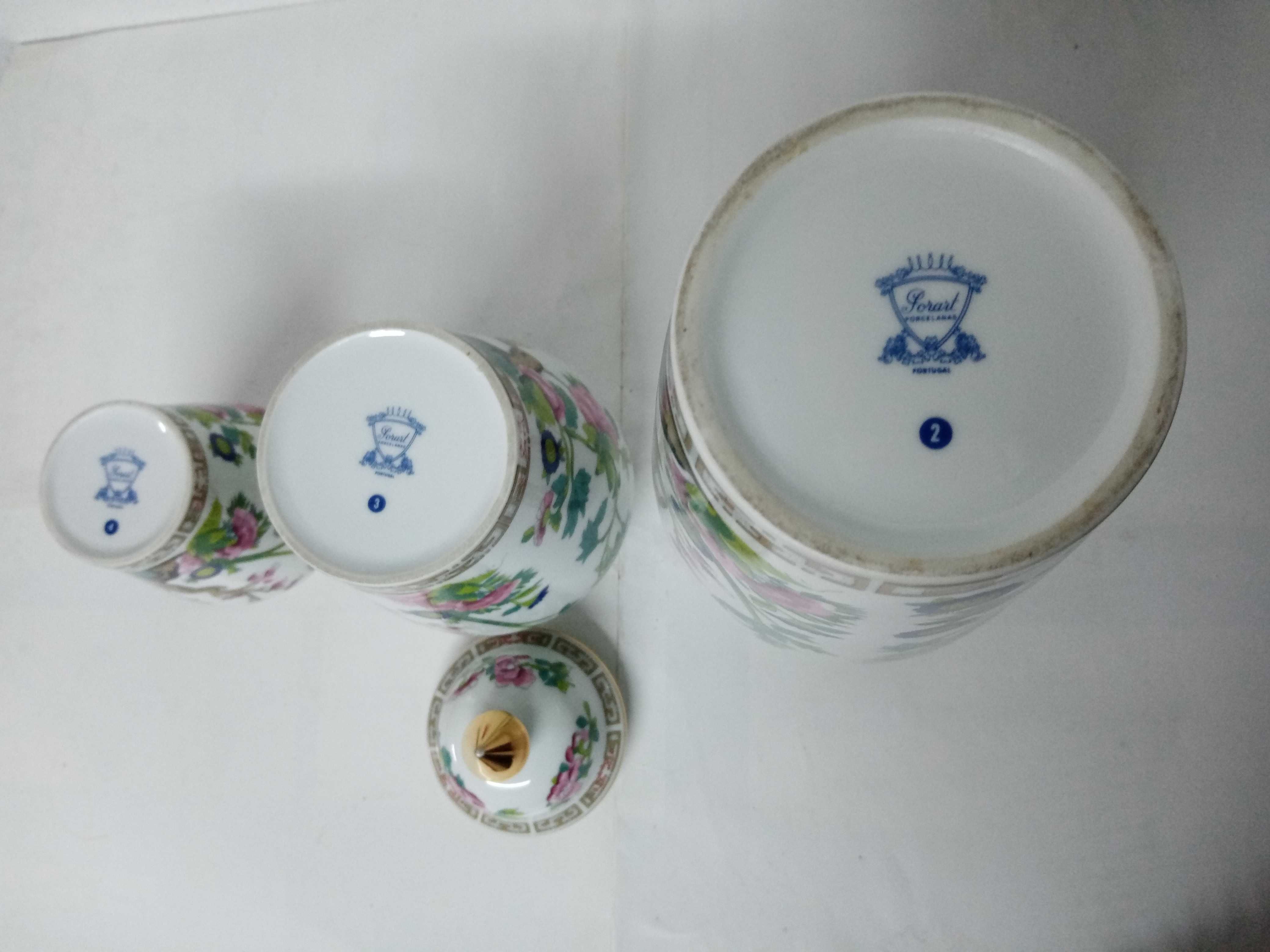 Jarras em porcelana, com motivos florais