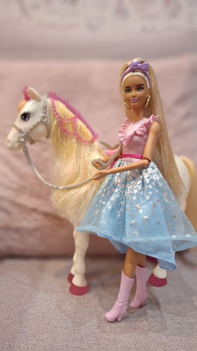 Zestaw lalek BARBIE z grającem koniem