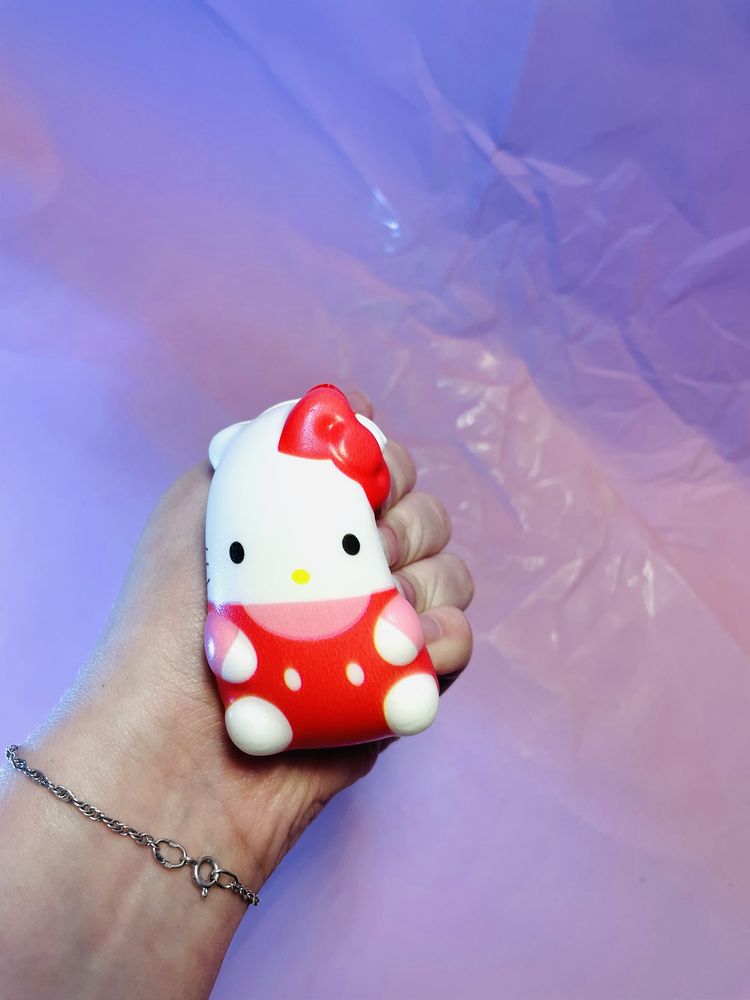 Nowa czerwona zabawka antystresowa Hello Kitty