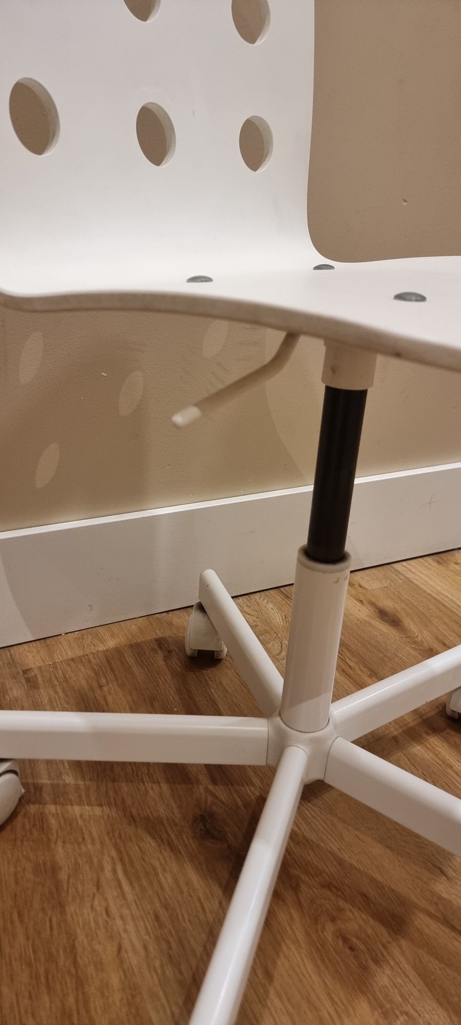 Cadeira IKEA com rodas para criança