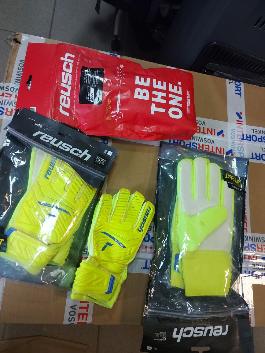 Воротарські рукавички REUSCH ATTRAKT SOLID