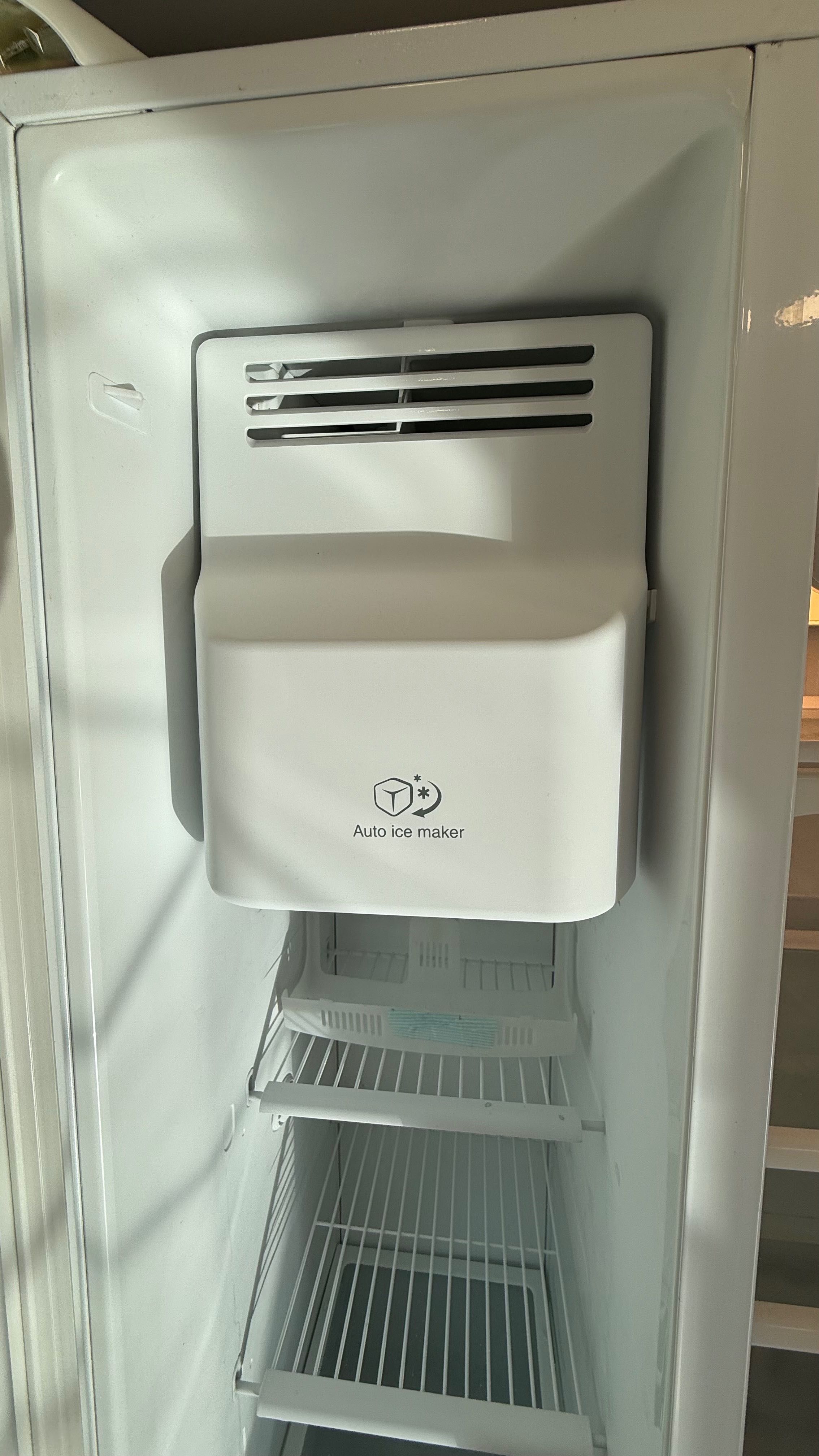 À Venda: Frigorífico LG Side-by-Side Funcional com Dispensador de Gelo