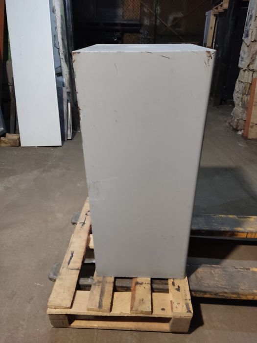 Продаю б.у канцелярский сейф(висота 93 см.)