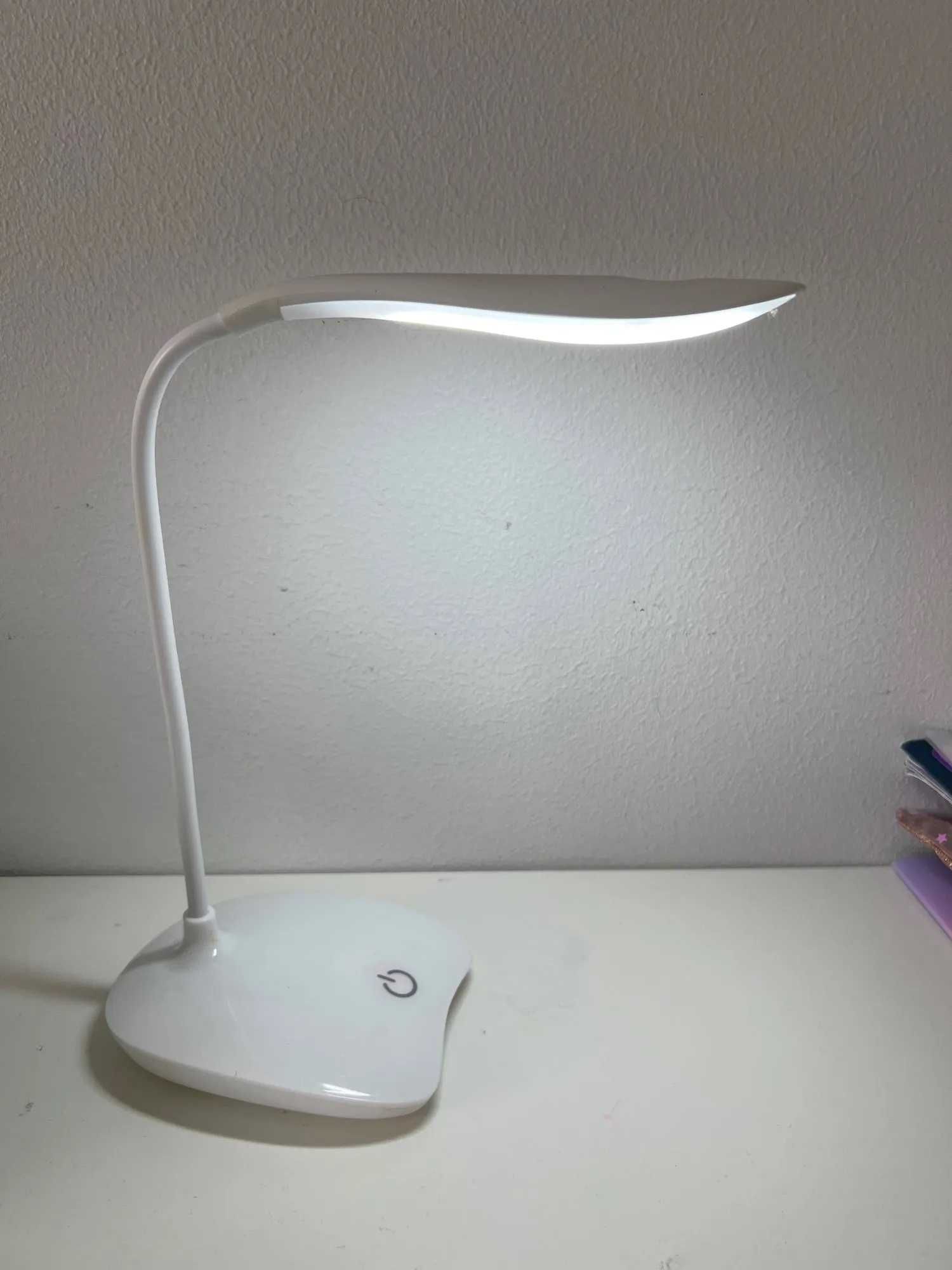 Lampka biurkowa LED, dotykowa regulacja. 3 poziomy jasności.