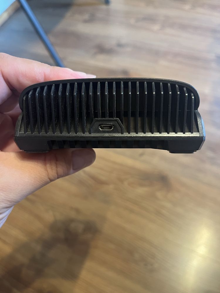 Ładowarka Nitecore UM4