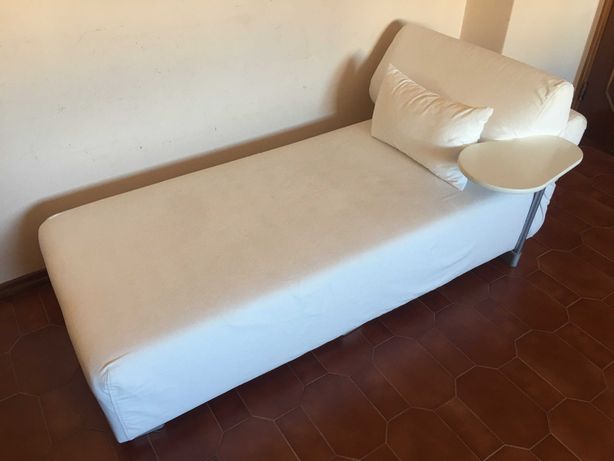 Chaise Longue cama IKEA em veludo branco com mesa branca de apoio