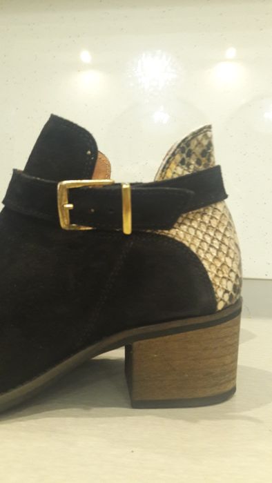 Botins de pele camurça
