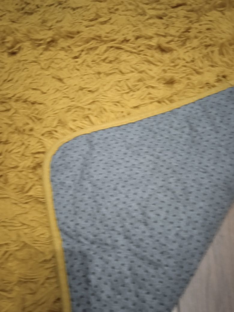 Żółty dywanik z wlosiem