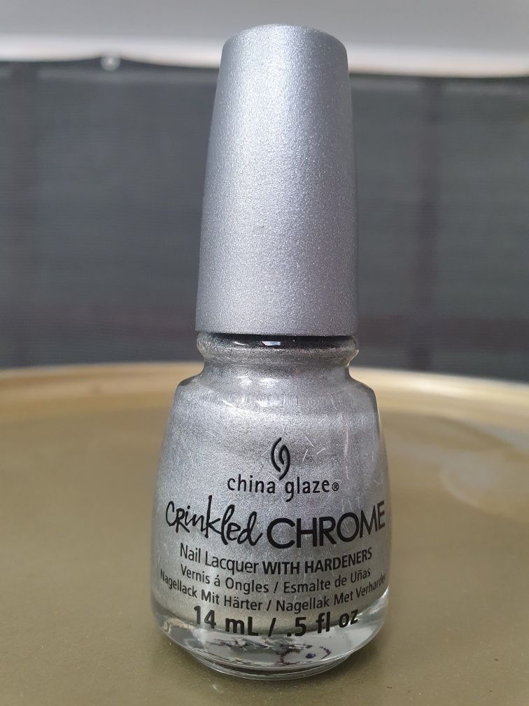 Srebrny lakier do paznokci China Glaze Crinkled Chrome teksturalny