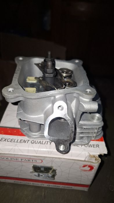 Головка блоку циліндрів генератора 168F у зборі (6,5 Hp).

Комплектуєт