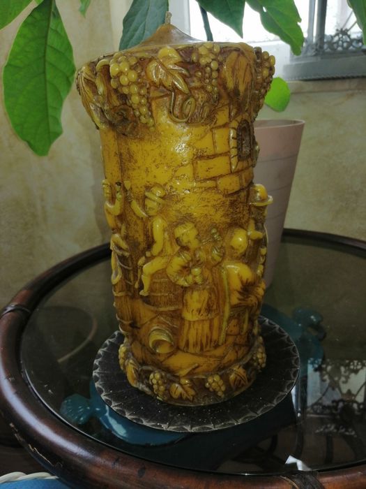 Duża rzeźbiona świeca.