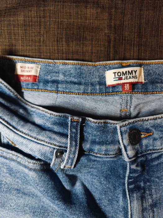 Зауженные женские синие джинсы tommy jeans (28х32р.М)