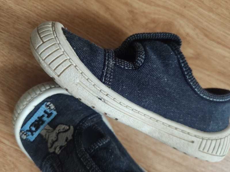 Buty sandały zamknięte 25