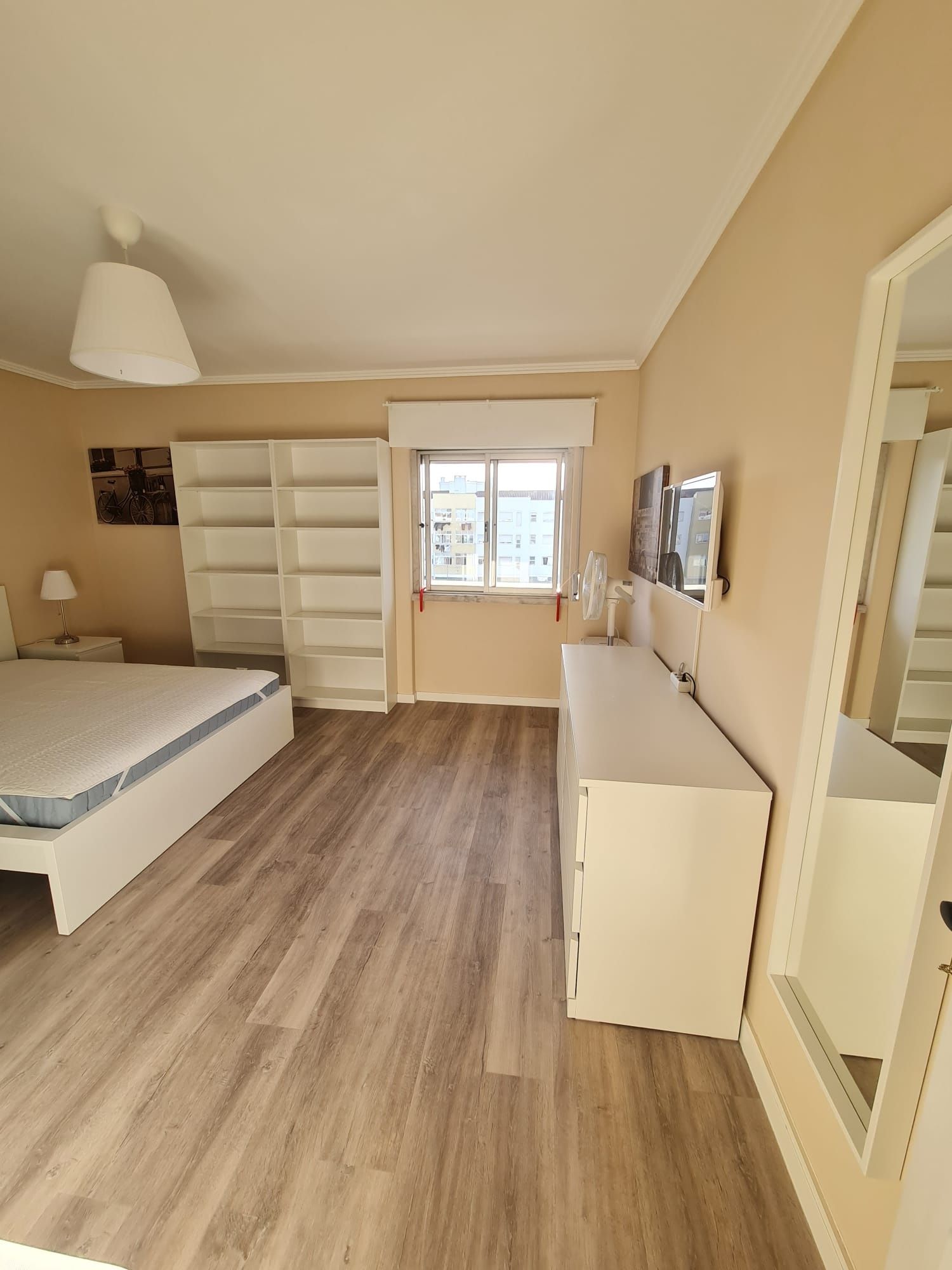 Aluga-se quarto no carregado
