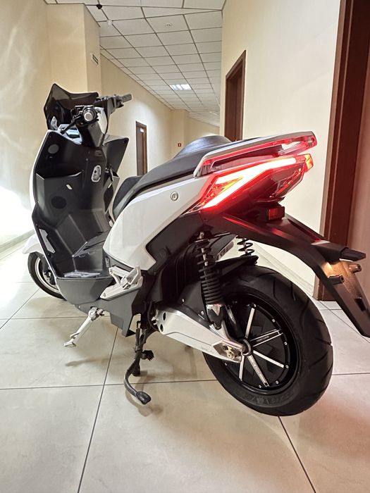 Aima Tiger 2000W-12 колеса электроскутер, мопед