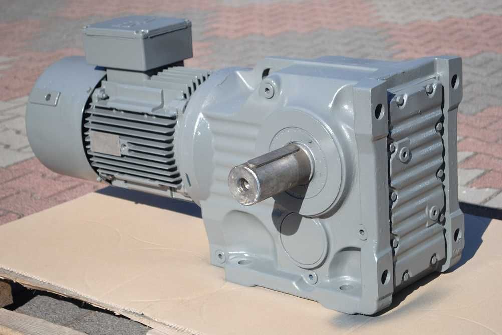 Motoreduktor kątowy 7.5kw. 64obr. z hamulcem. SEW