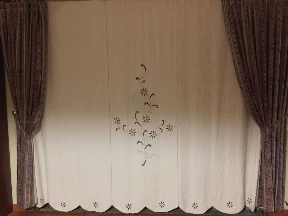 Lindas cortinas em linho caseiro, bordadas na Lixa.