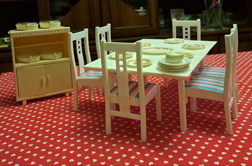 Szafka serwują, stół z krzesłami