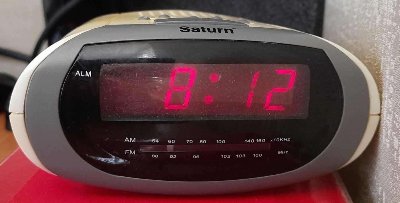 Часи електронні Saturn ST 1360 з радіоприймачем та будільником