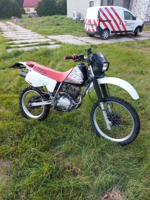 Honda xlr 125 cm³ 
Opona z tyłu mitas e09 90%
O