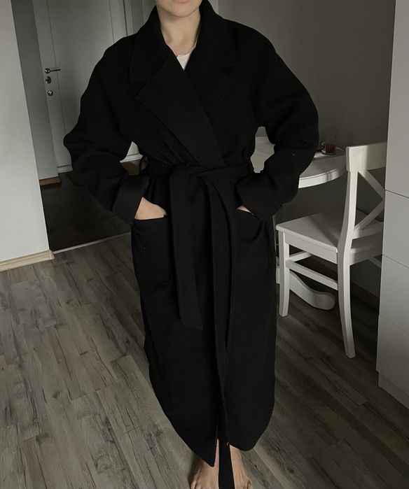 Чорне довге пальто