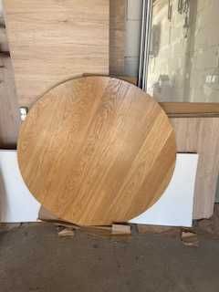 Dębowe blaty stołów.