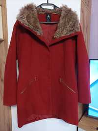 Czerwony płaszcz przejściowy