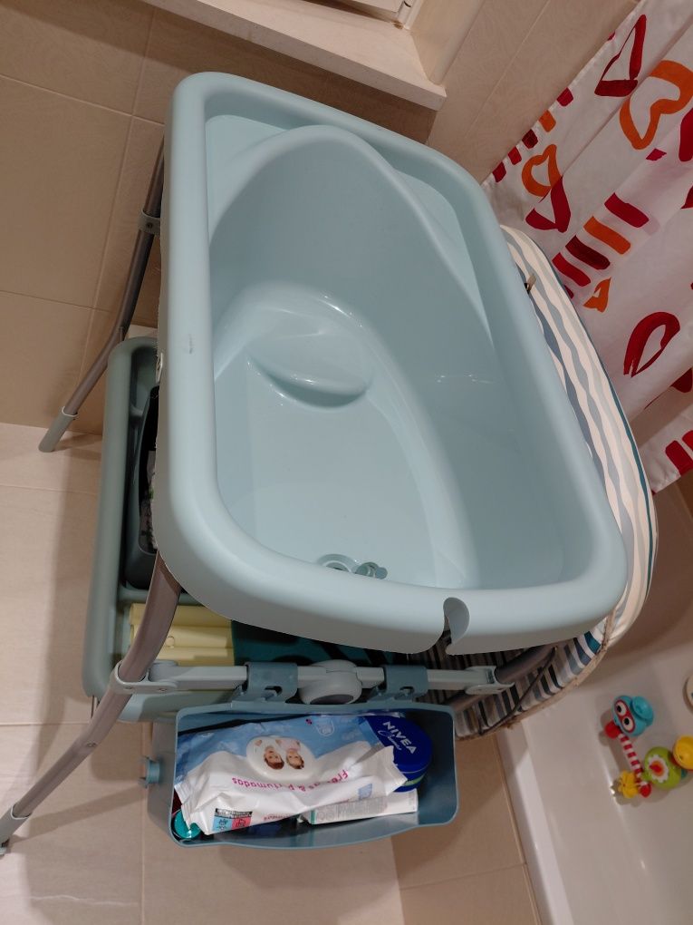 Muda fraldas com banheira Chicco
