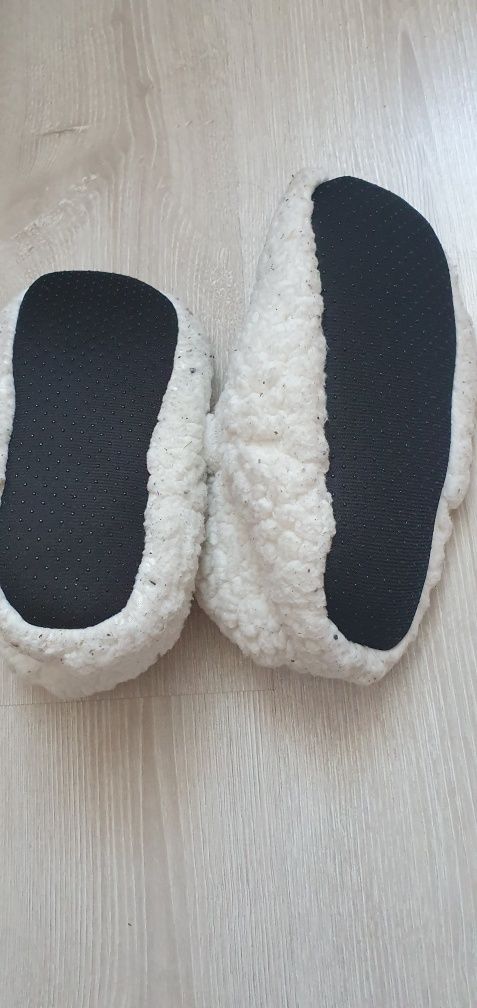 Białe kapcie 39 rozmiar