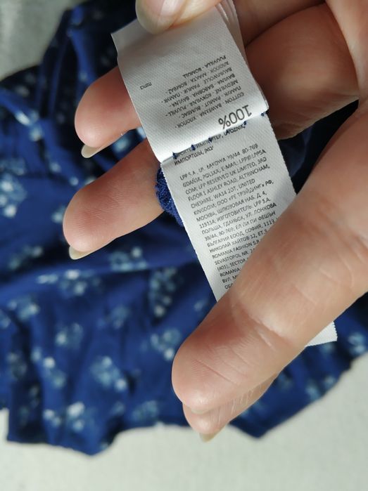 Sukienka niebieska granatowa z krótkim rękawkiem w kwiatowy wzór