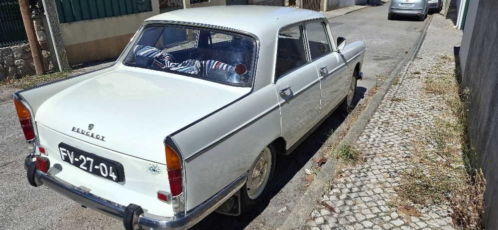 Peugeot 404 restaurado em muito bom estado