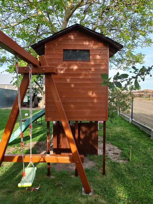 Plac zabaw domek zjeżdżalnia piaskownica