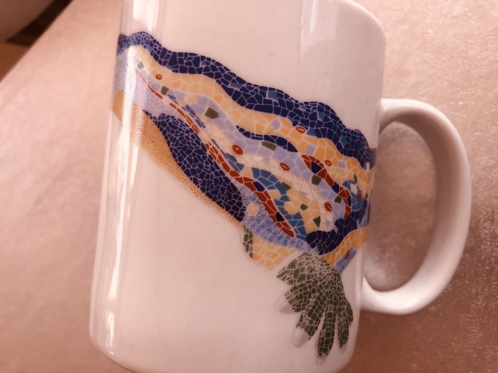 Caneca branca com imagem de gaudí