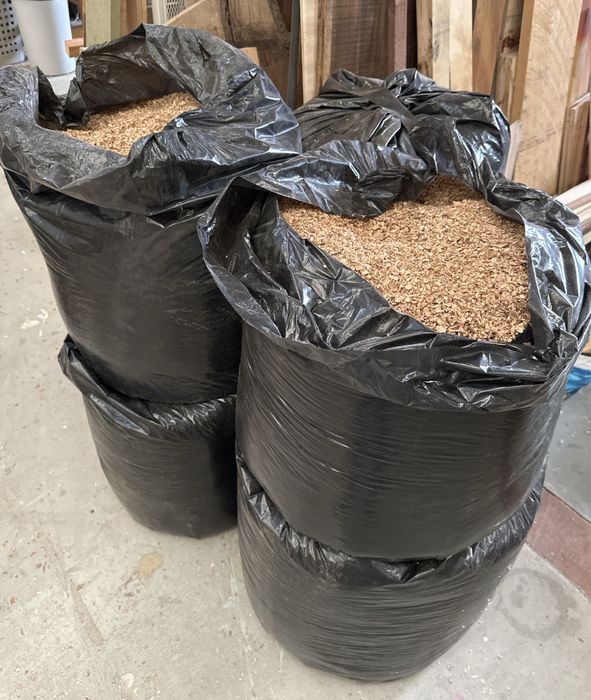 Aparas e serradura de madeira natural