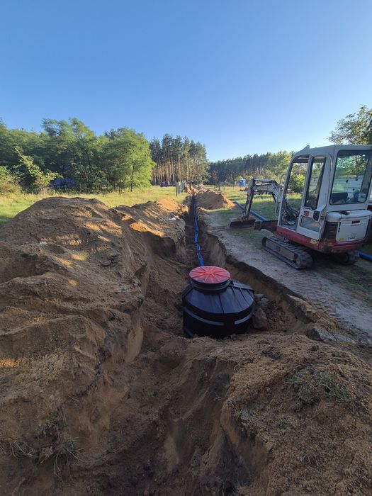 Budową sieci, woda, kanalizacja, przepompownie, szamba.