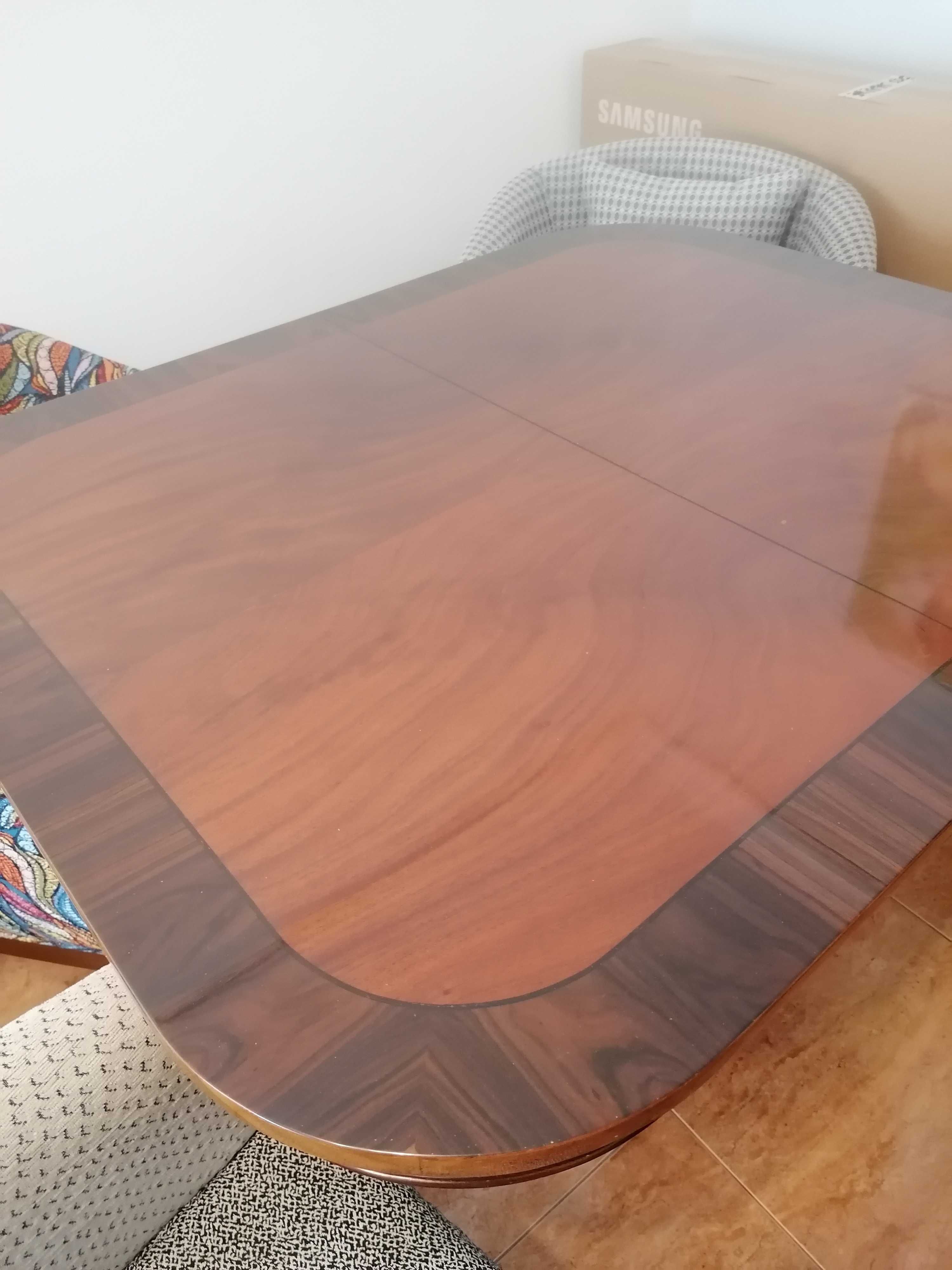 Mesa de linhas modernas para sala de jantar, e 4 cadeirões, como nova.