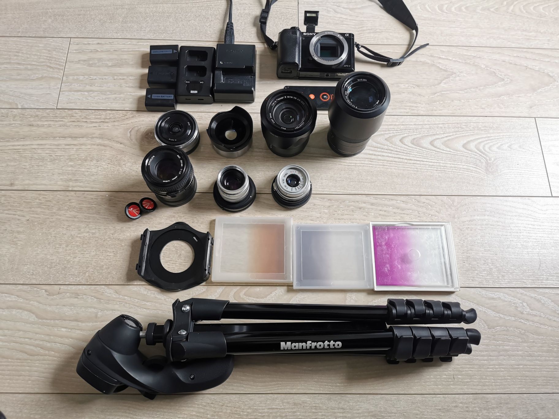 Sony Alpha A6000 plus kilka obiektywów i dodatków