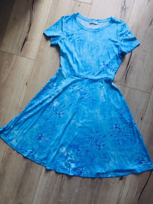 Błękitna sukienka tie dye z krótkim rękawem r. M