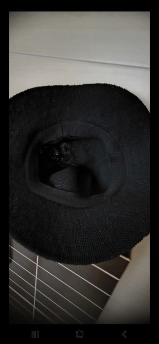 Piękny elegancki czarny kapelusz