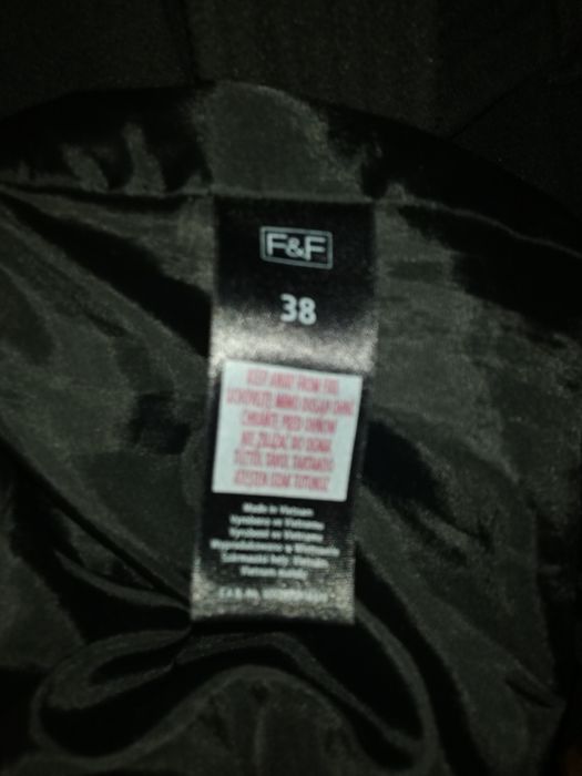 Sprzedam czarny, elegancki płaszczyk na wiązanie