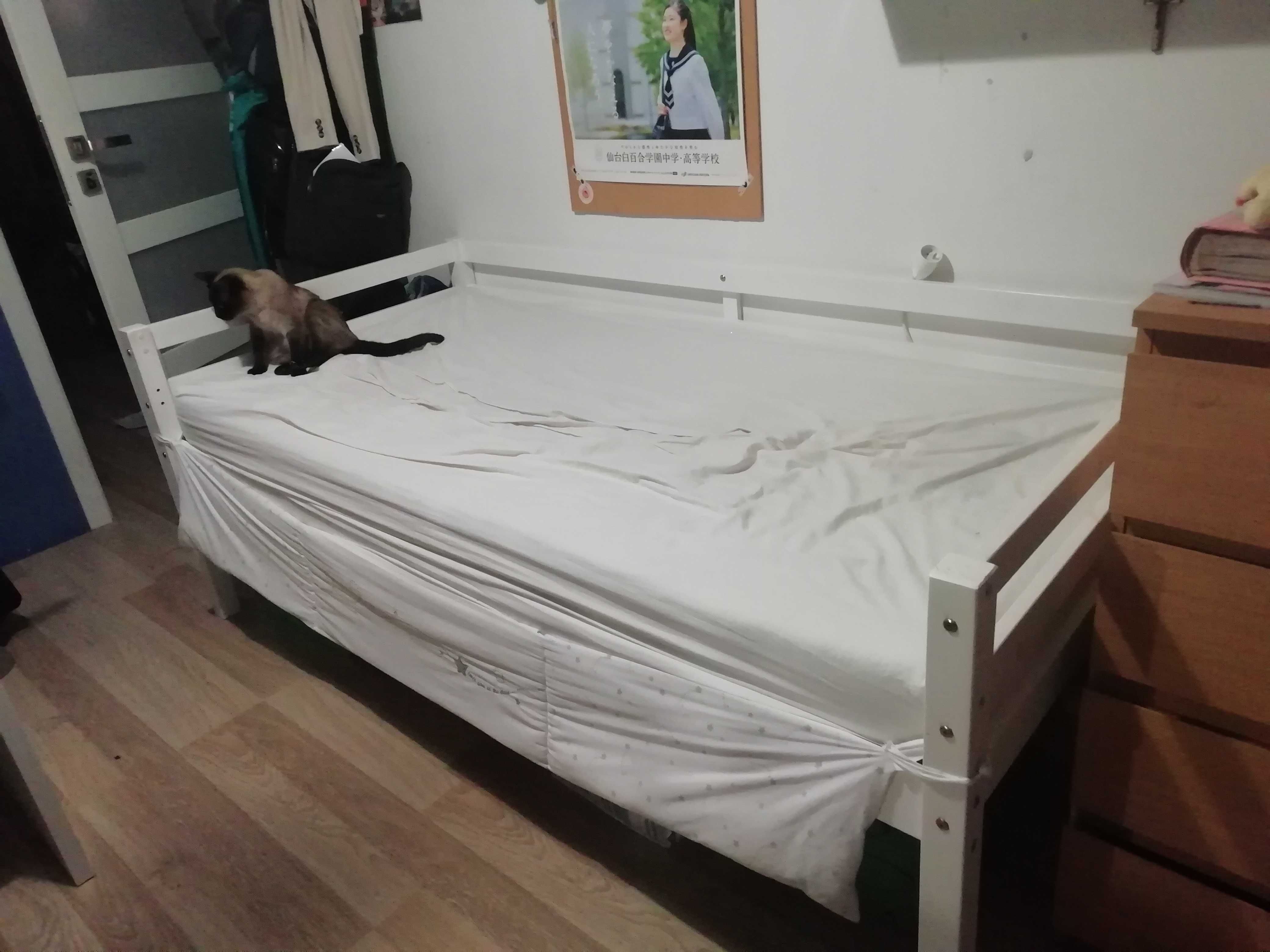 Drewniane, białe łóżko z materacem