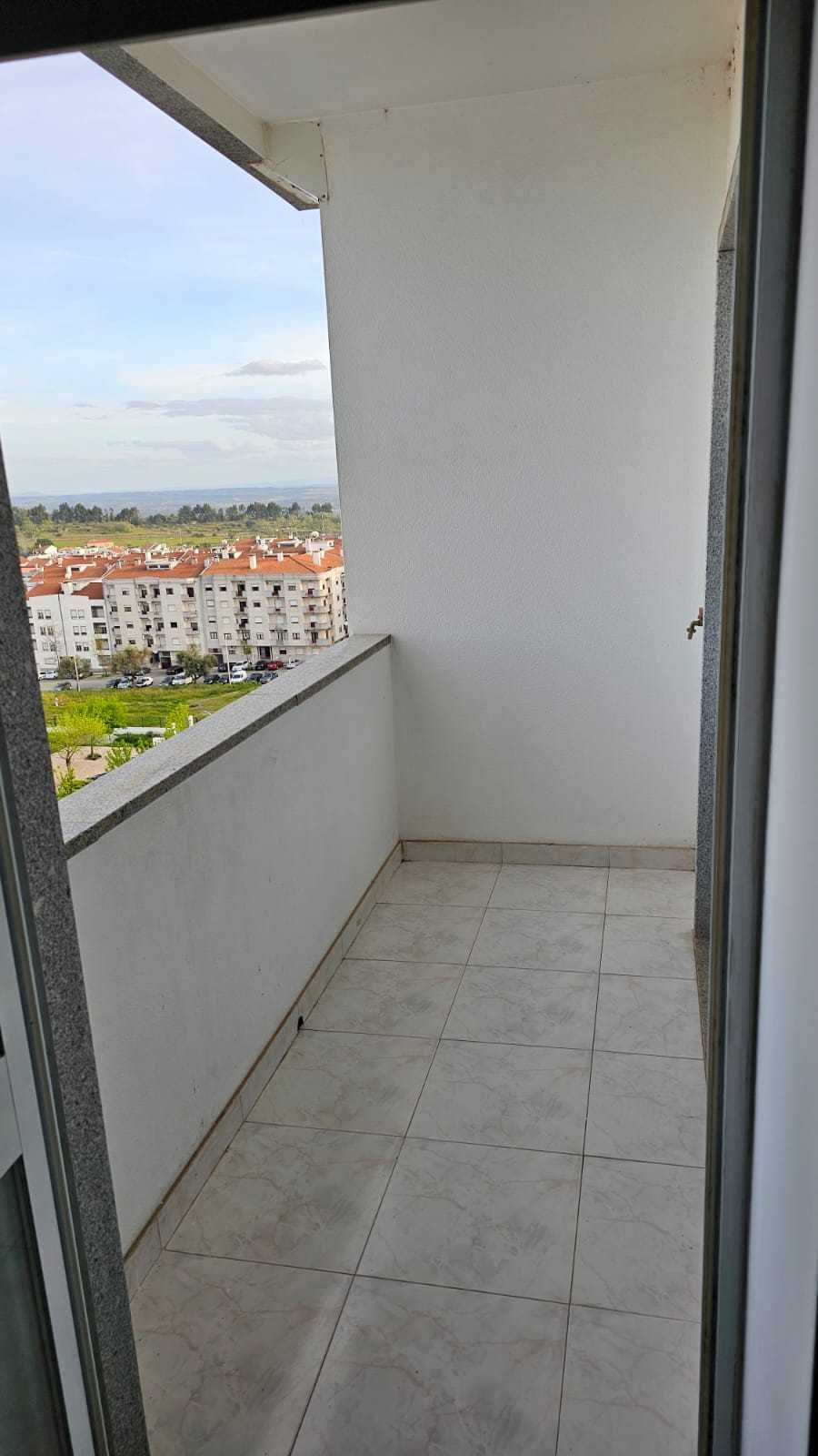 Arrenda-se belíssimo apartamento T4 com ótimas áreas.