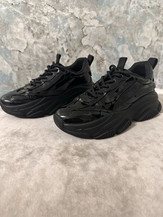 Продам жіночі кросівки