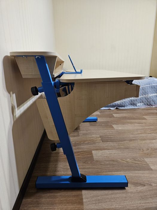 Стіл в гарному стані