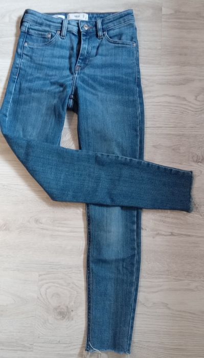 Jeansy firmy Mango .