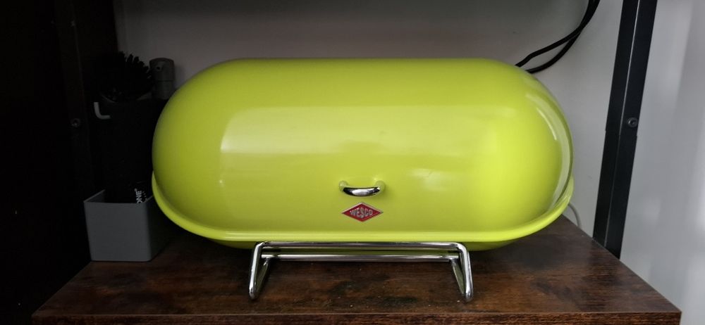 Chlebak WESCO stoi i pasuje do kosza