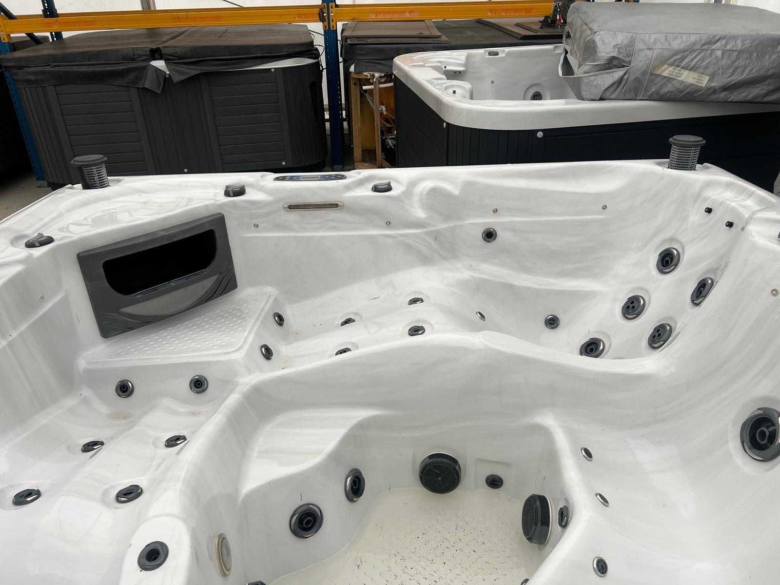 Jacuzzi Premium Carmargue–6 os. z Leżankami, 77 Dysz, LED, Ozon, Audio