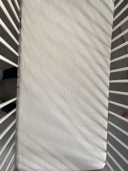 Łóżeczko dziecięce z materacem