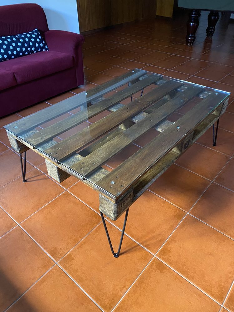 Mesa de centro com palete e vidro temperado